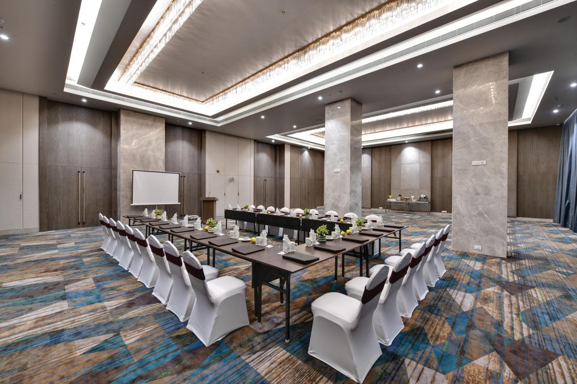The Fern Residency, Gandhinagar Hotel Bagian luar foto