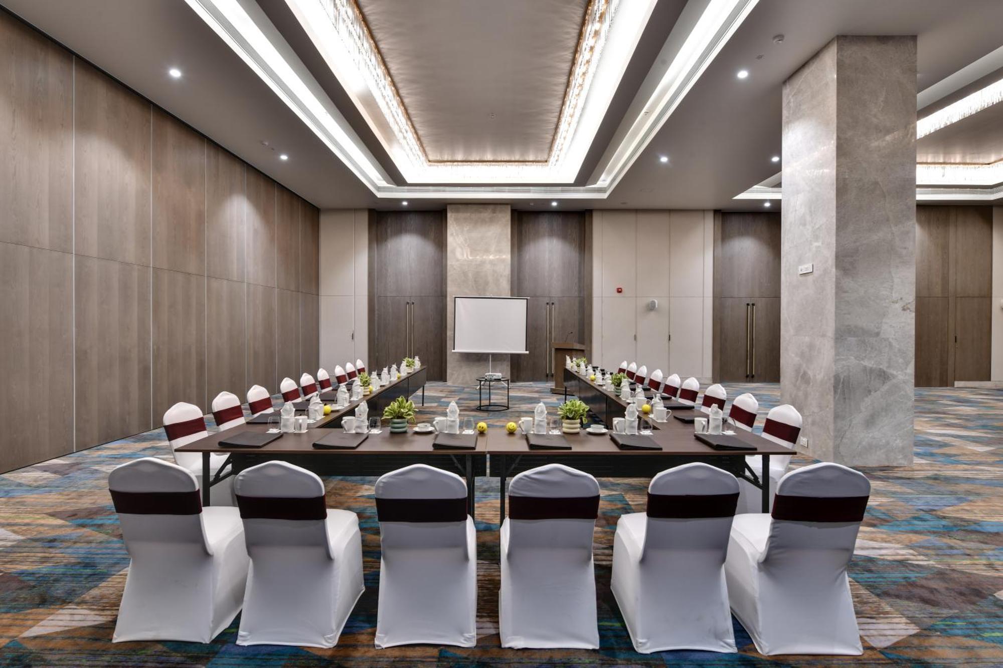 The Fern Residency, Gandhinagar Hotel Bagian luar foto